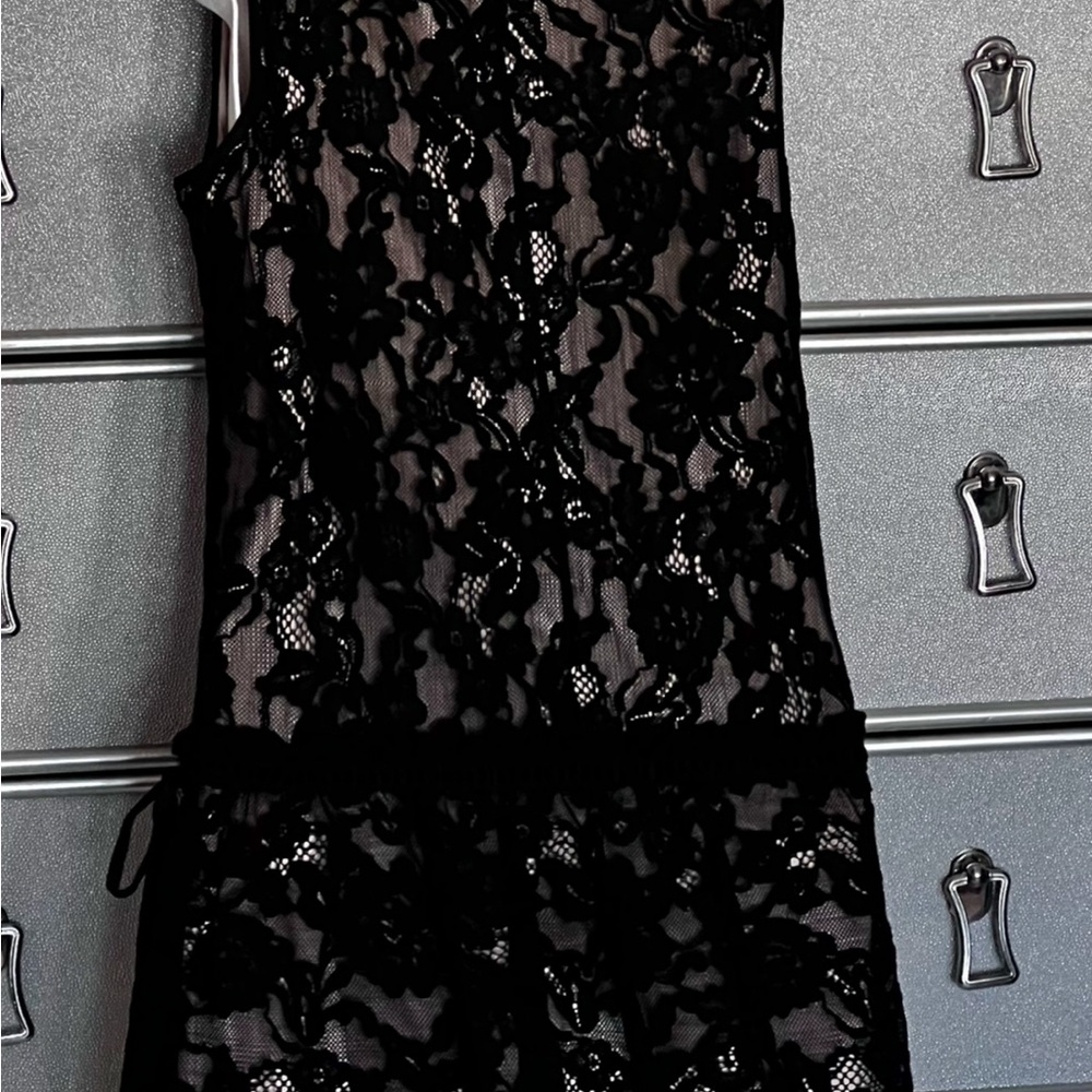 Elegant Black Lace Dress - Picture 3 of 4